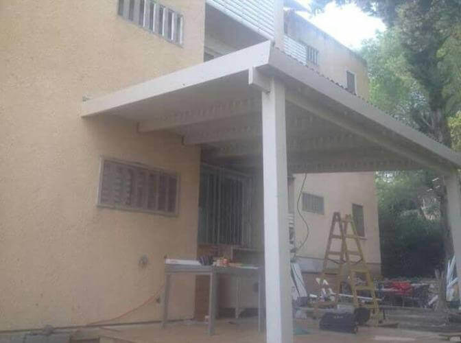 פרגולה עץ בצבע לבן